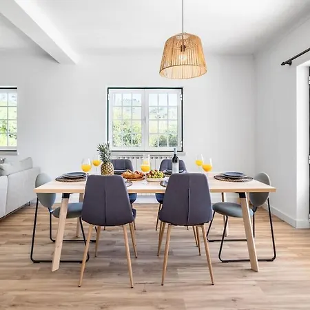 Coral - Private Large Pool & Garden