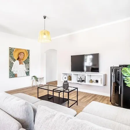 Coral - Private Large Pool & Garden *